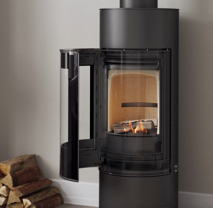 Bright room with Scan 84 Modern black wood-burning stove with open door that closes quietly with soft-close function