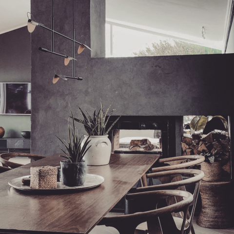 Sort peisinnsats Scan DSA 12 med innsyn fra to sider bygget som romdeler ved et spisebord