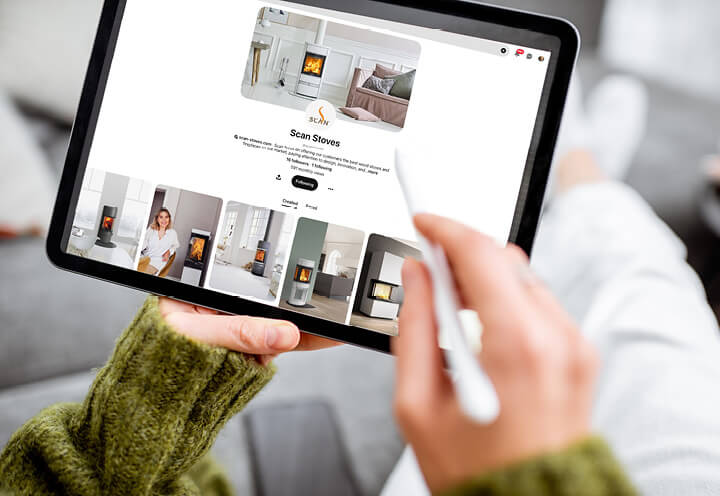 Nærbilde av henger som holder et nettbrett og scroller på pinterest