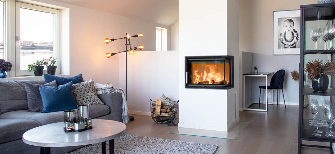 Peisinnsats med glass på to sider Scan 5003 i en hvit moderne stue med grå sofa og sorte møbler