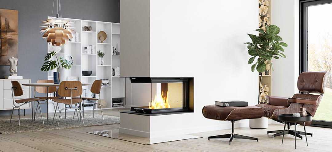 Stor peis Scan 5005 FRL som romdeler med glass på tre sider og dør med hevefunksjon i stue med spisestue og blå vegg bak