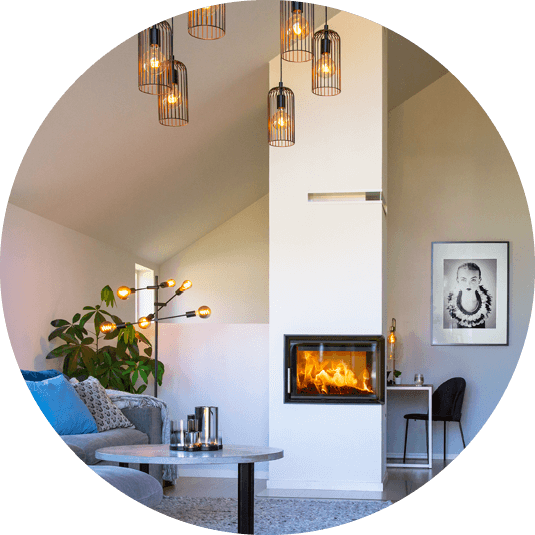 Peisinnsats Scan 5003 i skreddersydd peis som går helt fra gulv til tak