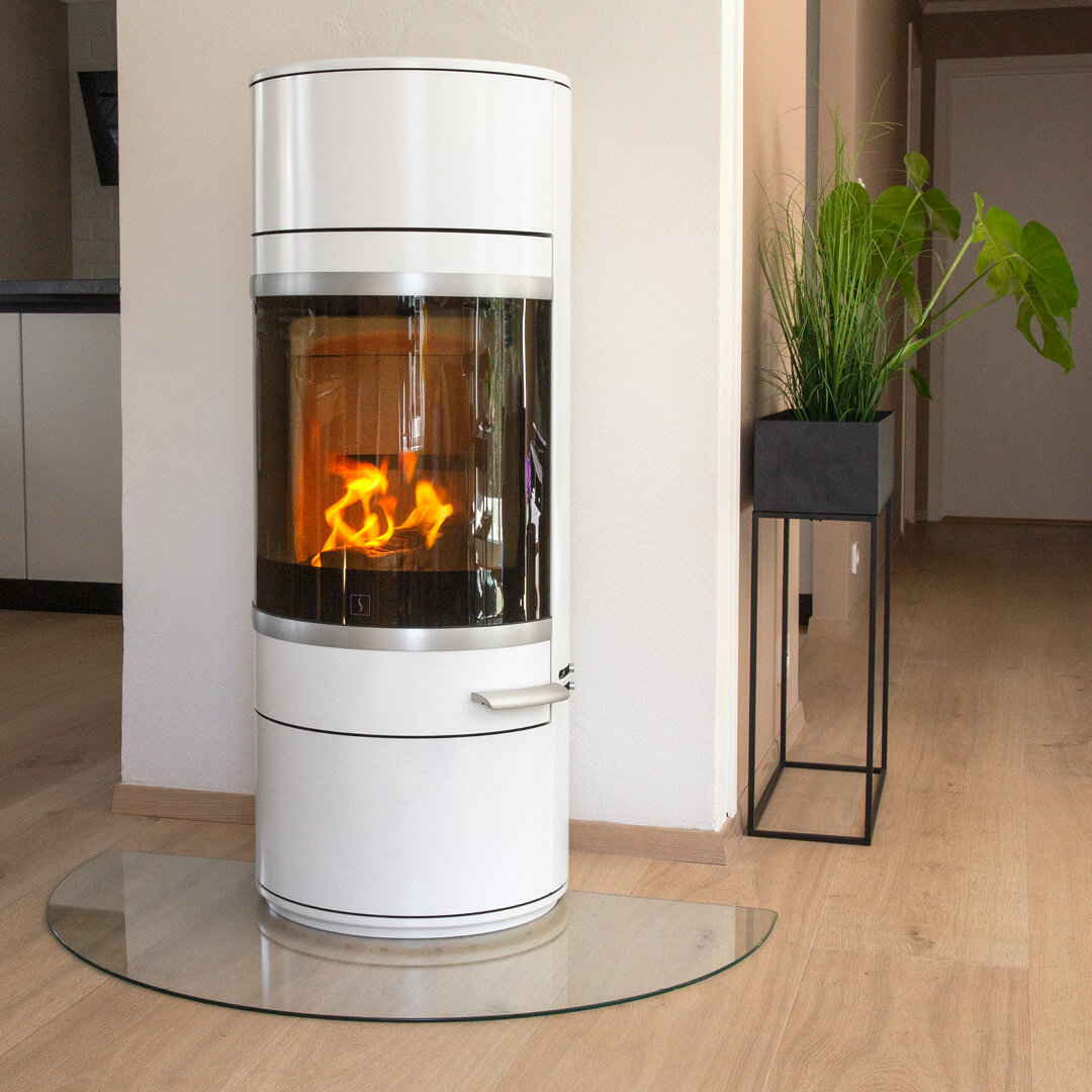 Hvit vedovn Scan 83-2 montert foran brannmur