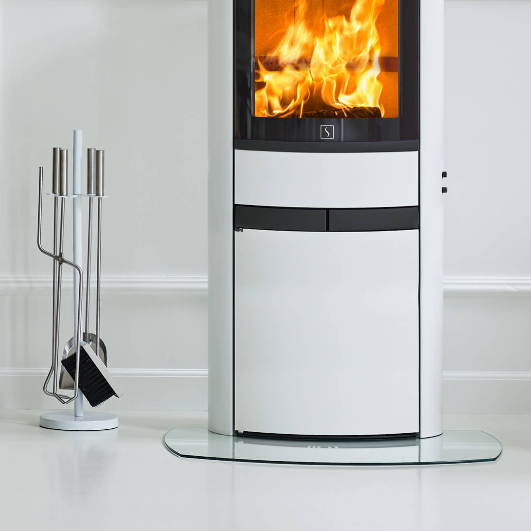 Scan 68-13 hvit vedovn med sorte håndtak på hvitt gulv