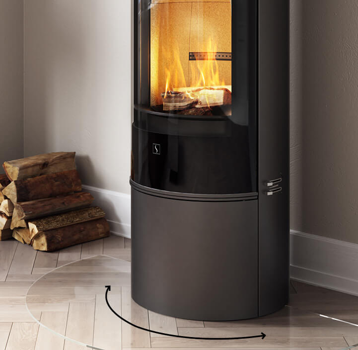 Sort peis som kan roteres, plassert på lyst fiskebeinsmønstret gulv