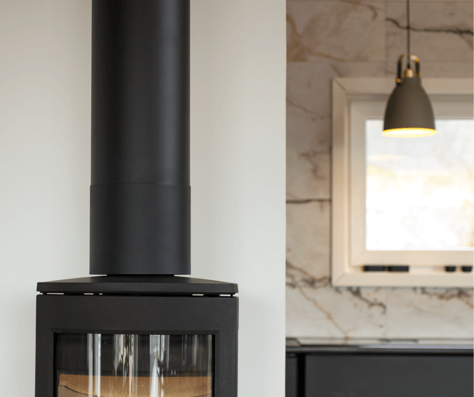 Jøtul stålpipe montert på moderne vedovn, med sort finish og rette linjer som passer inn i et stilrent interiør