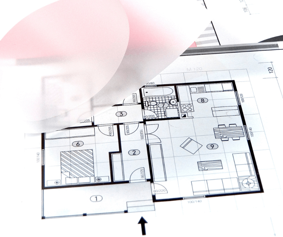Detaljert plantegning av en moderne bolig med tydelig markerte rom, møblering og tekniske mål, delvis dekket av et gjennomsiktig ark