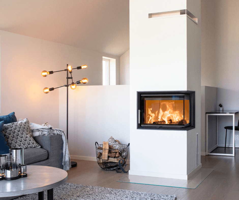 Scan 5003 peisinnsats med glass på front og side,  i moderne hjørnepeis i stilren stue med varme flammer i fokus