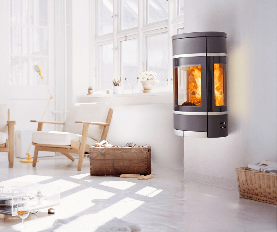 Scan 68-8 vegghengt vedovn med elegant flammeinnsyn i lys og stilren stue med skandinavisk interiør