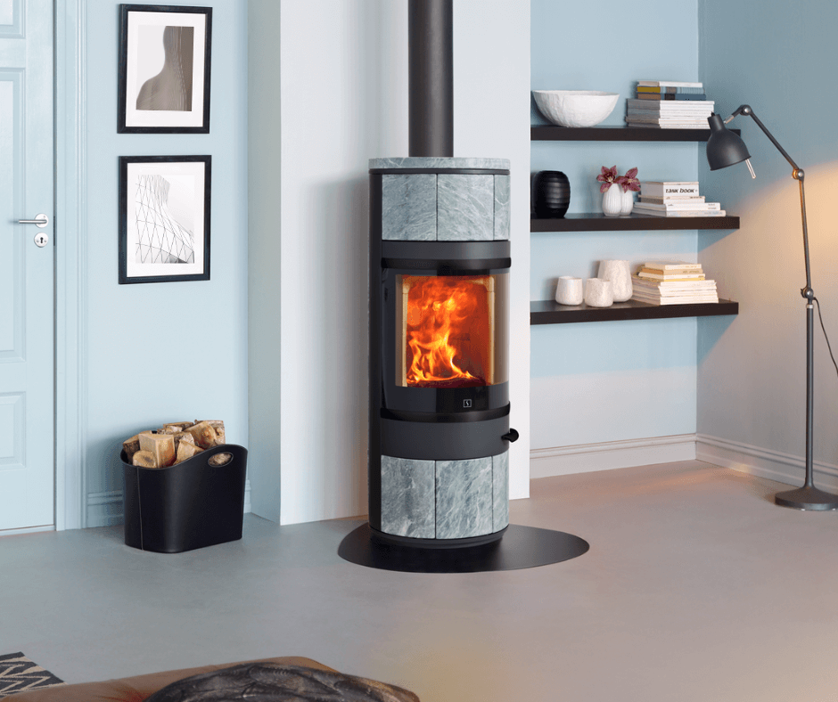 Scan 83-5 vedovn med kleberstein i moderne stue, gir varme og stil med naturlig varmelagring