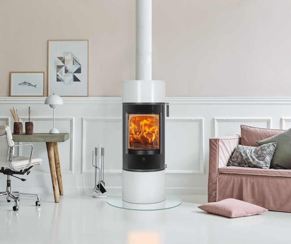 Hvit Scan 84 peisovn i moderne stue med flammer i fokus og elegant, nordisk interiørstil