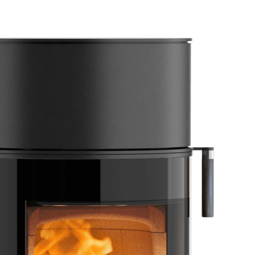 Scan 84 Modern vedovn i sort lakk med varm flamme bak stor glassdør