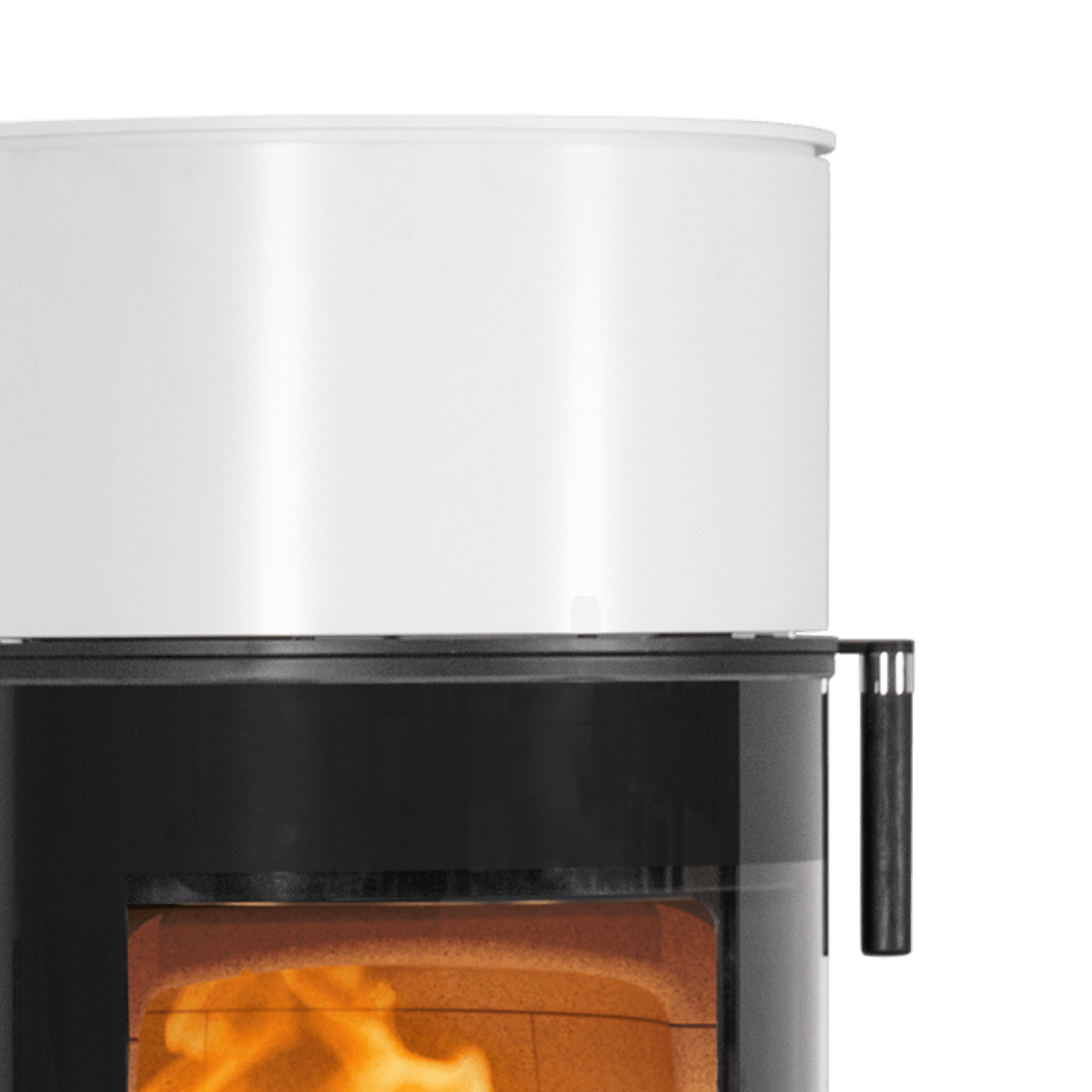 Scan 84 Modern i hvit lakk med svart håndtak og synlig flamme bak buet glass