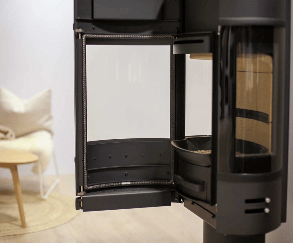 Rent og klart ovnsglass etter fjerning av sot – gir bedre innsyn og tryggere fyring