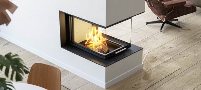 Hvit avlang peis Scan 5005 FRL plassert midt i stue som romavdeler på lyst gulv i fiskebeinsmønster