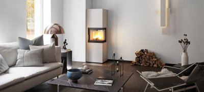 Hvit peis Scan 5006-S i en hvit stue med mørkt gulv og lyse møbler