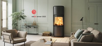 Stor sort vedovn Scan 87 i lysegrønt rom med store vinduer, franske dører og beige sofa