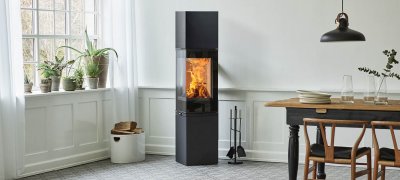 Scan 80-2 sort prismeformet ovn med ekstra varmelagrende topp i et lyst, skandinavisk rom