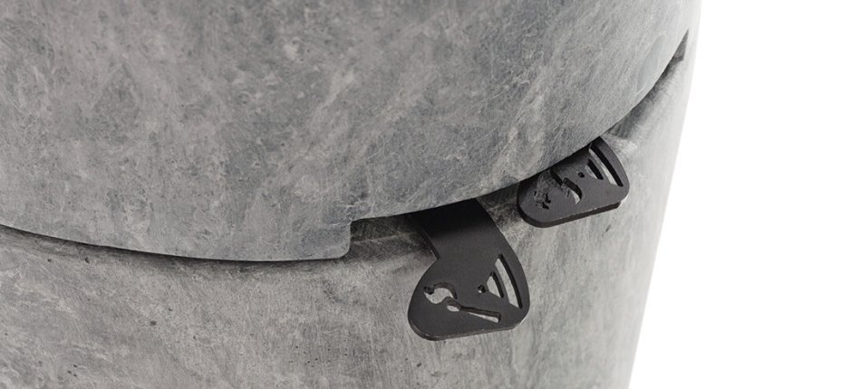 vakker luftregulering på en peis med klebersteinskledning