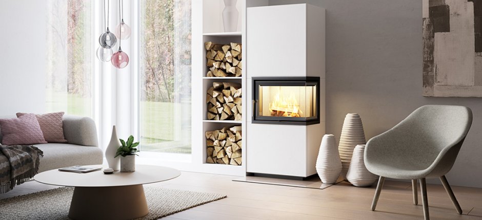 Brennende peis i stue med stol og store vinduer