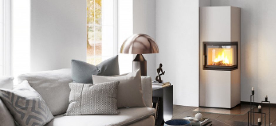 Hvit peis Scan 5006-S i en hvit stue med mørkt gulv og lyse møbler