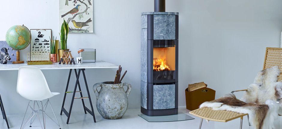 Scan 65-7 kledd i kleberstein i et hvitt rom med skrivebord og en kurvstol stående ved siden av