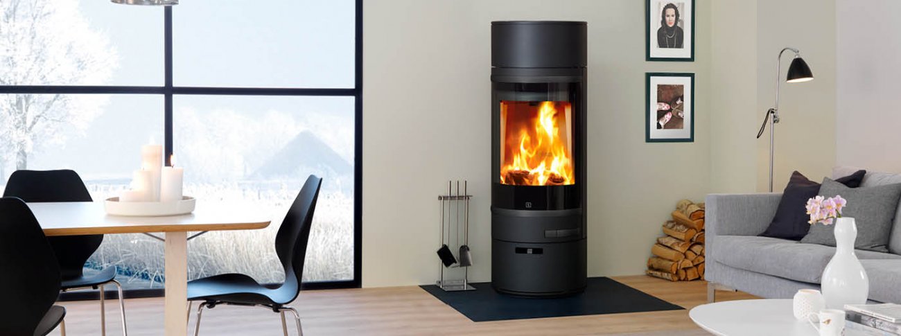 Lyst hvitt skandinnavisk rom med stor sort vedovn Scan 85-1