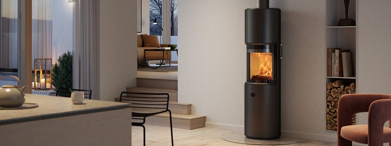 Høy vedovn, rund vedovn, svart vedovn Scan 67-1600 med stor buet glassdør 