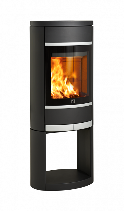 Mellomstor vedovn Scan 68-6 Open Base med stor glassdør og aluminiumsdekor og åpen sokkel med plass til ved