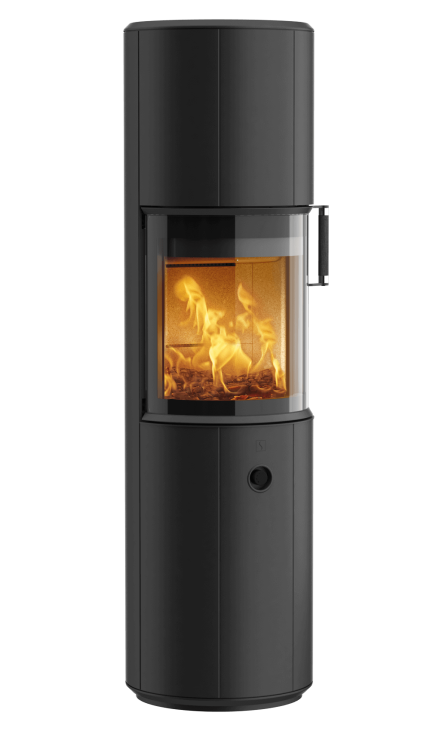 Høy sort vedovn Scan 67-1600 med sort håndtak på høyre side