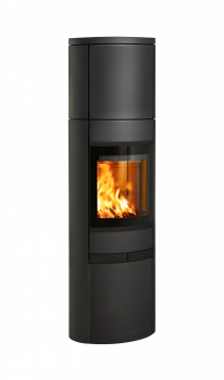 Høy peisovn Scan 68-13 med eksklusive sorte glassdetaljer og mulighet for varmelagring i toppen