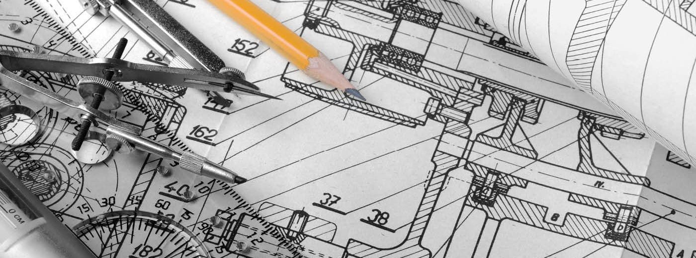 Teknisk tegning detalj med blyant, linjal og passer liggende ovenpå