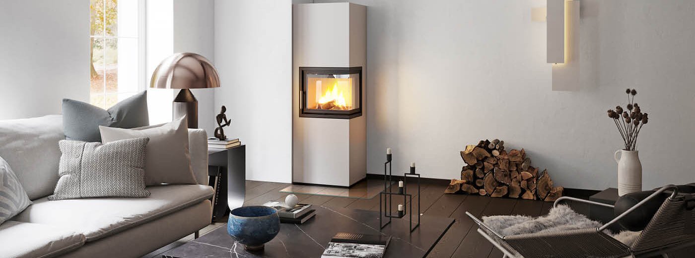 Hvit peis Scan 5006-S i en hvit stue med mørkt gulv og lyse møbler