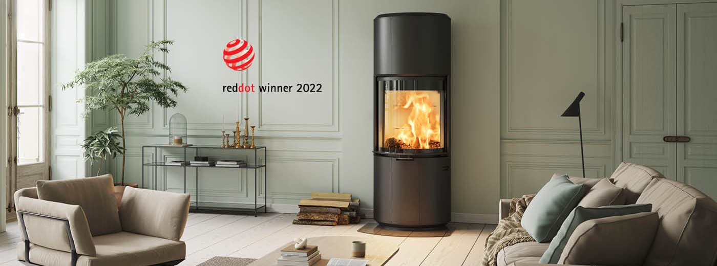 Stor sort vedovn Scan 87 i lysegrønt rom med store vinduer, franske dører og beige sofa