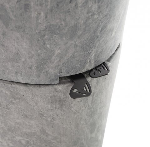 Detaljbilde av siden på en vedovn Scan 68 med kleberstein og vakkert utsmykkede luftventiler