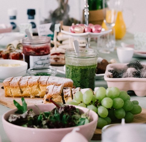 bord dekket med mat dansk påskefrokost