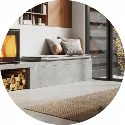 Benk integrert i peisomrammingen