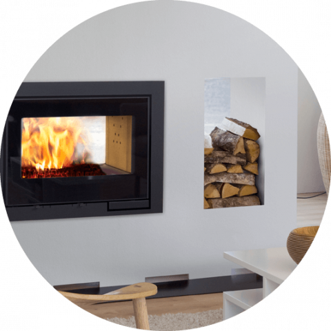 Peis med gjennomsyn Scan DSA 12 i hvit peisomramming med vednisje