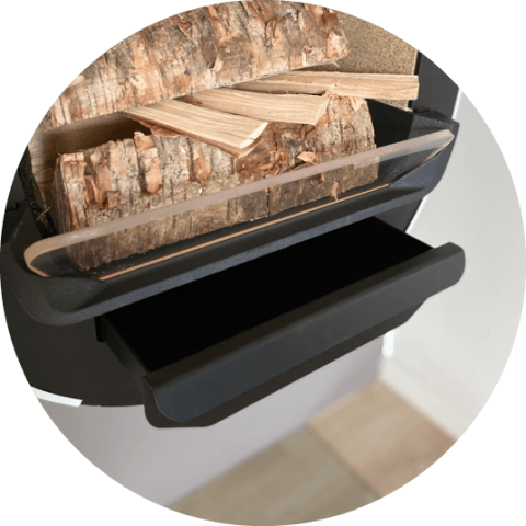 Nærbilde av askeskuff i Scan 66-1 vegghengt vedovn