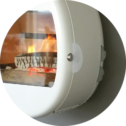 Nærbilde av hvit vegghengt vedovn Scan 66-1 med eggeform