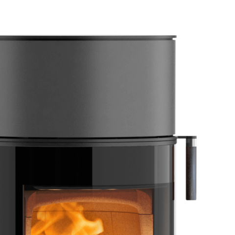 Scan 84 Modern vedovn i grå lakk, detalj av ovn med synlig flamme og mørkt håndtak